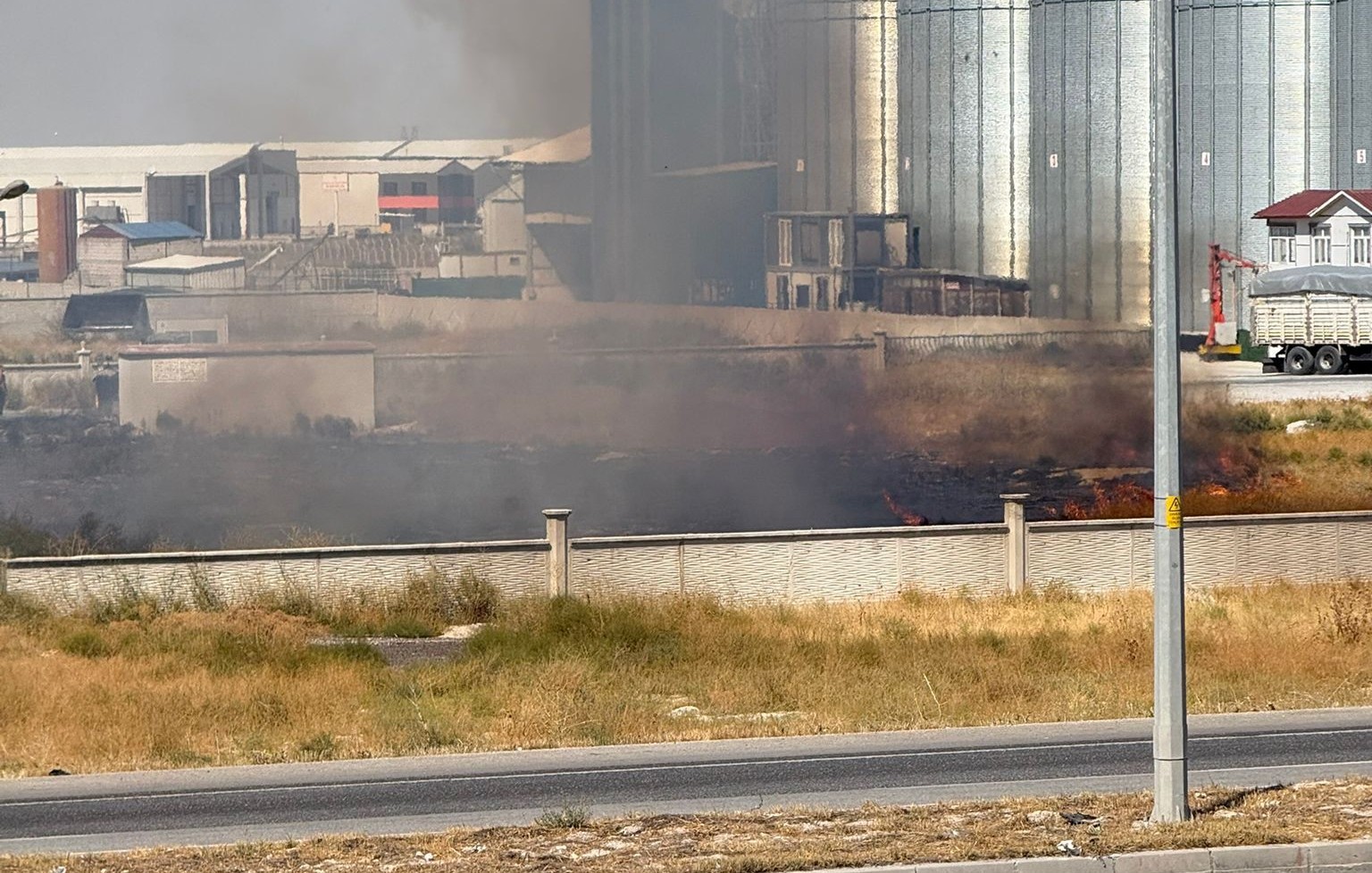 Karapınar’da ot yangını paniği