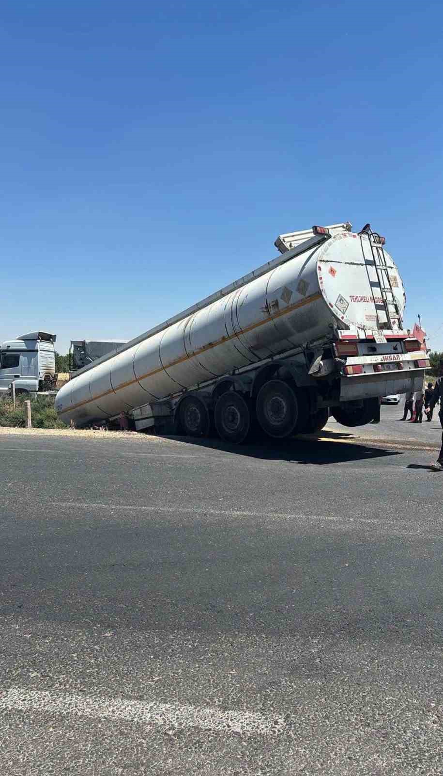Şanlıurfa’da tanker ve kamyon sulama kanalına düştü: 2 yaralı