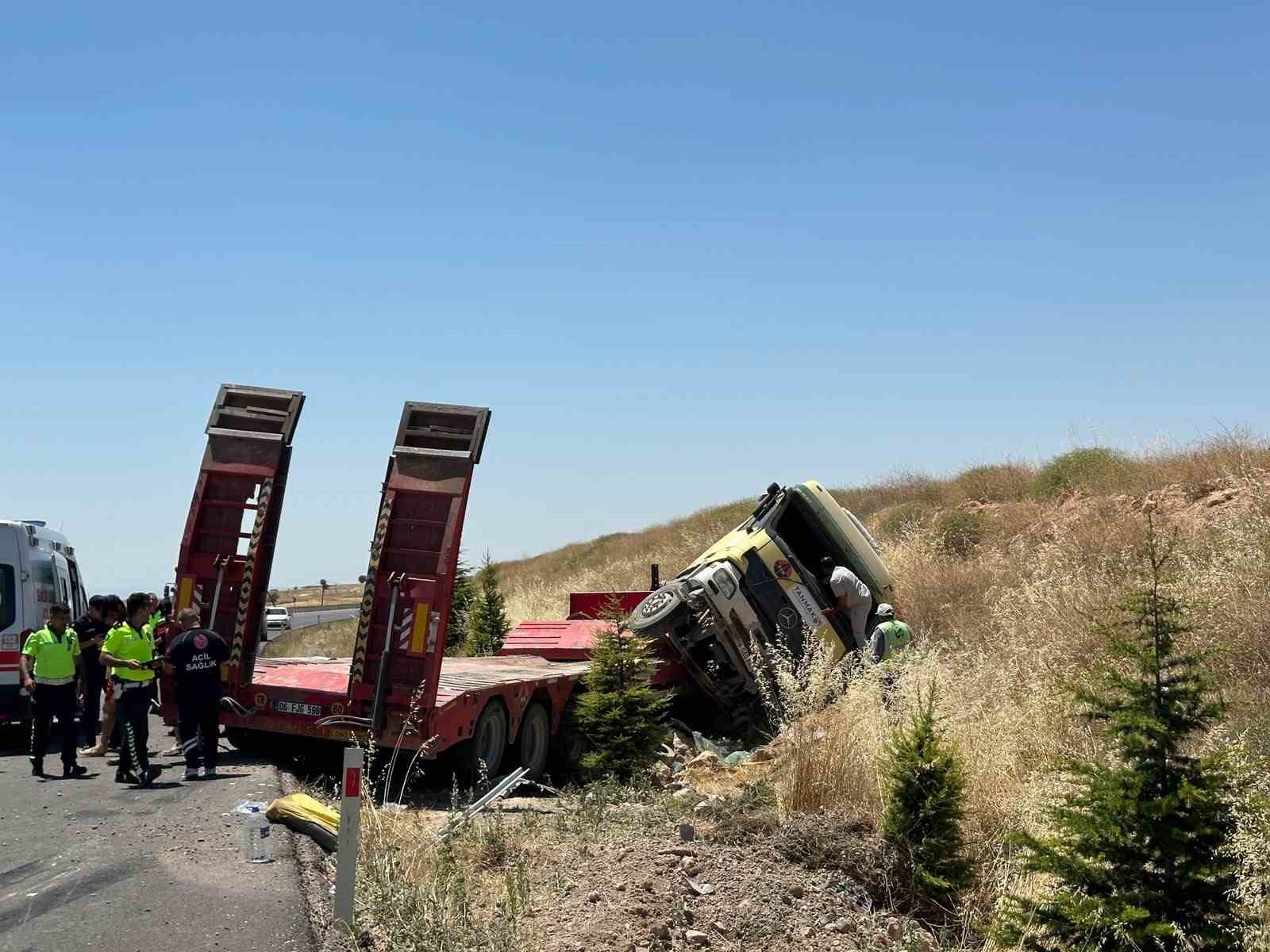 Uşak'ta tır şarampole devrildi: 1'i ağır 3 yaralı