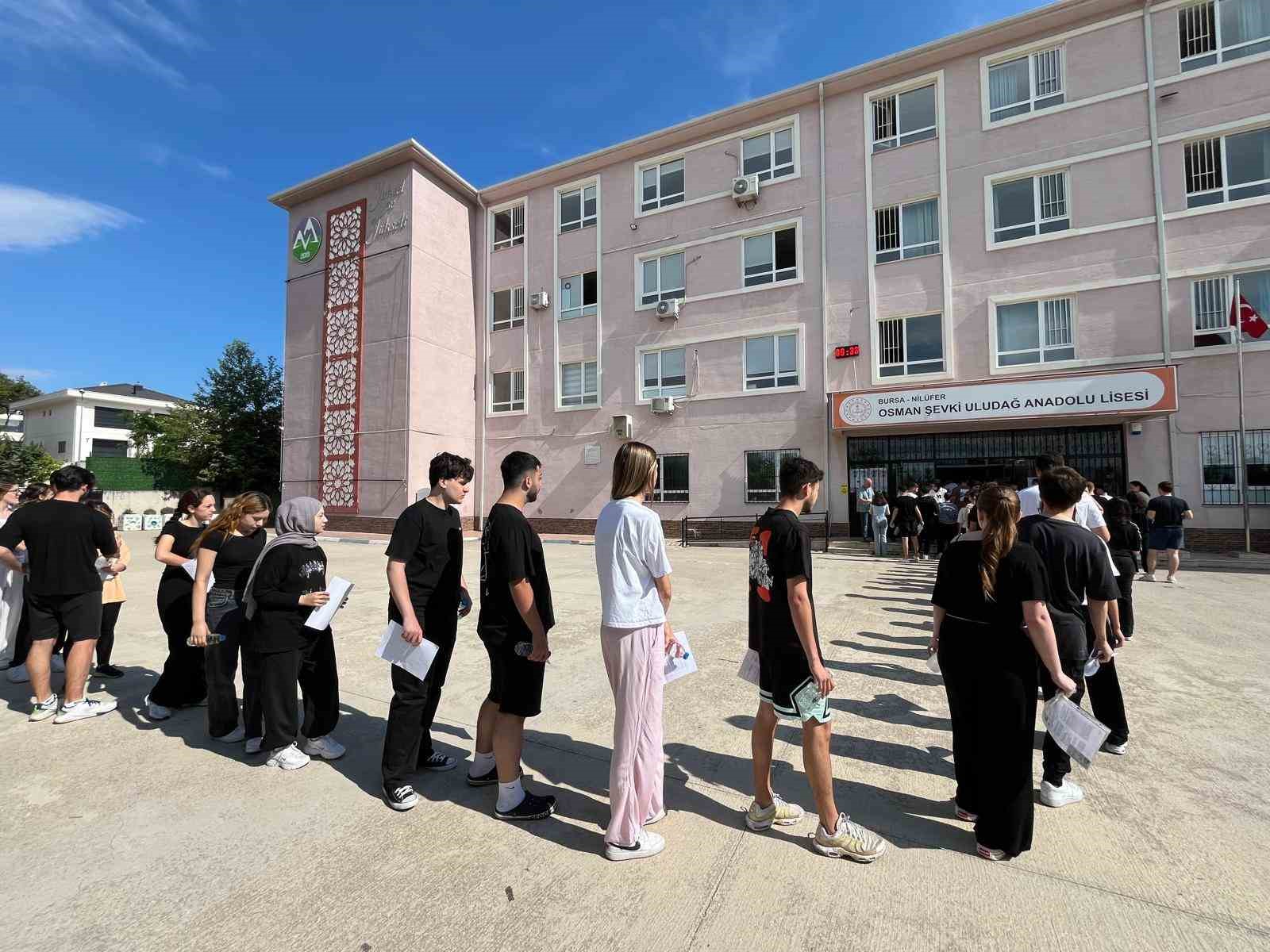 Baba-oğul YKS’ya yan yana sınıflarda girdi