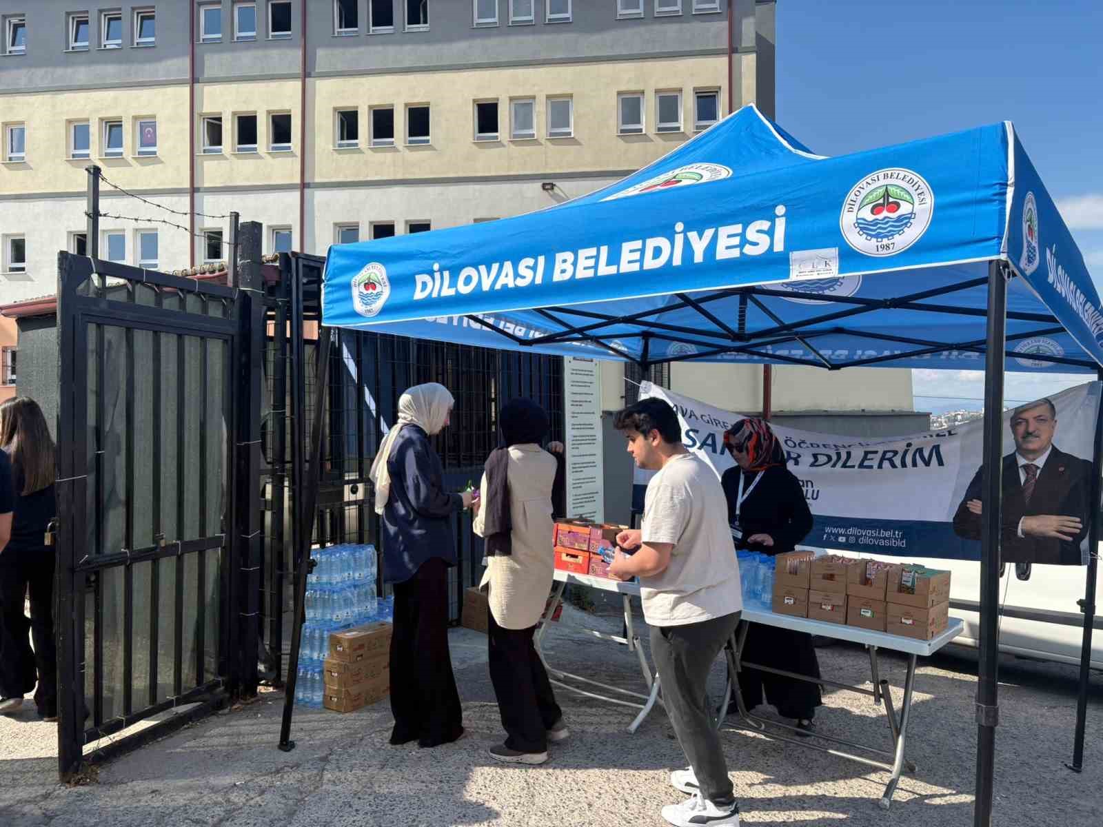 Sınava yetişmeye çalışan öğrenciler belediye başkanının makam aracıyla okula ulaştırıldı