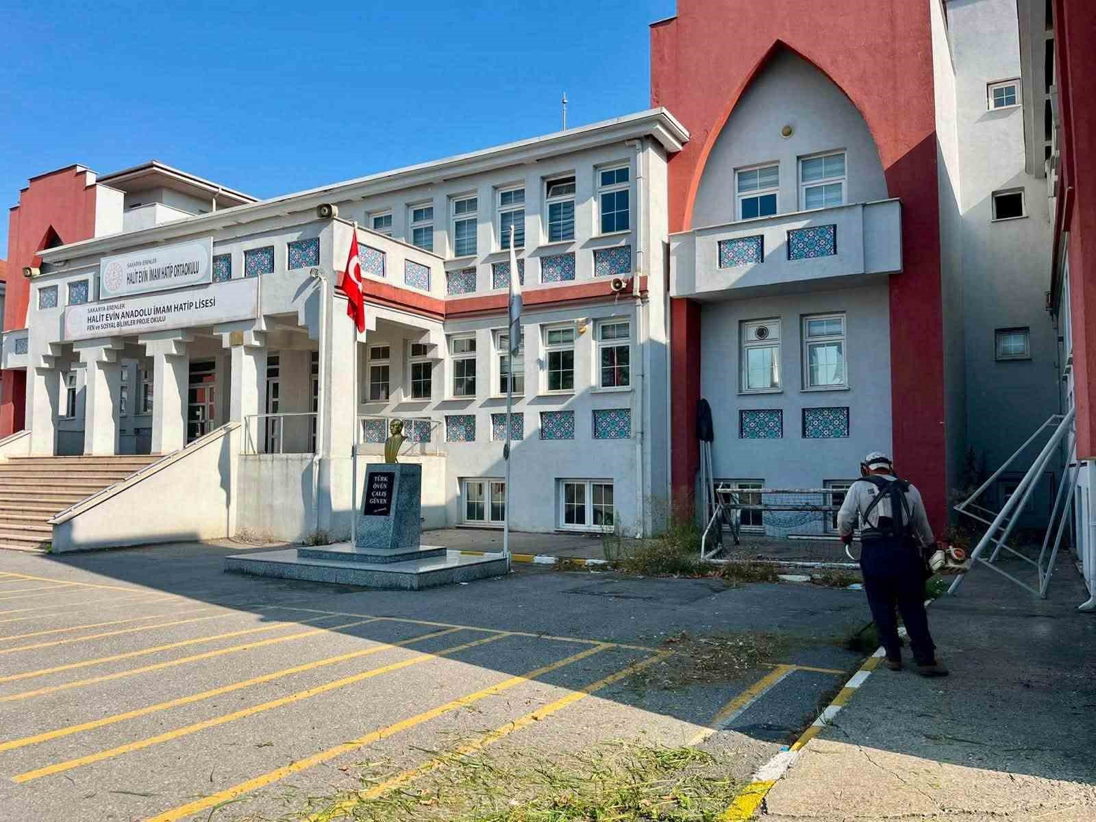 Erenler'de okul bahçeleri yeni eğitim yılına hazırlanıyor
