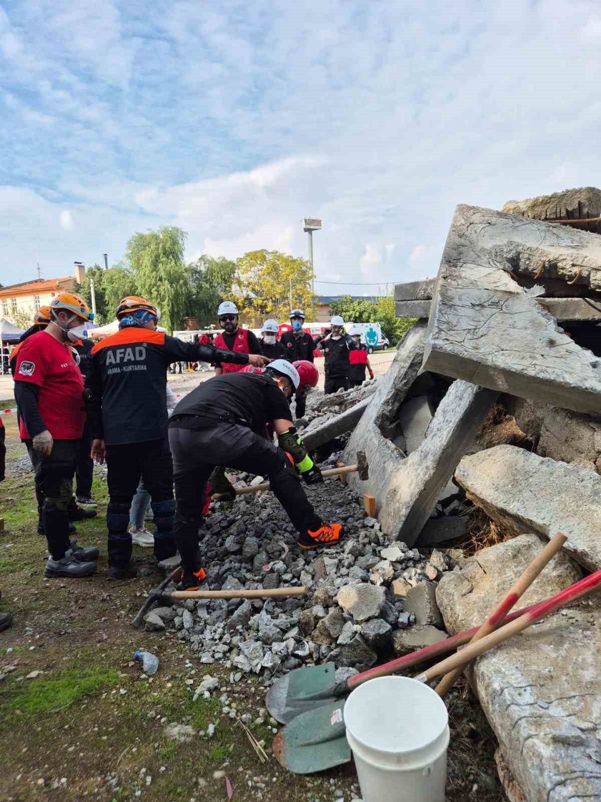 İZMİR BÖLGE DÜZEYİ TATBİKATI KAPSAMINDA AYDIN’DA GERÇEKLEŞTİRİLEN SAHA VE MASA BAŞI UYGULAMALARINDA, AFET GRUPLARI MUHTEMEL BİR AFETE KARŞI KOORDİNASYON, ARAMA KURTARMA VE SAĞLIK MÜDAHALESİ ÇALIŞMALARINI UYGULAMALI OLARAK GERÇEKLEŞTİRDİ.