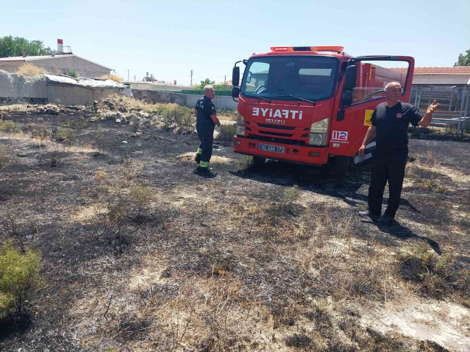 Karapınar'da ot yangını paniğe neden oldu