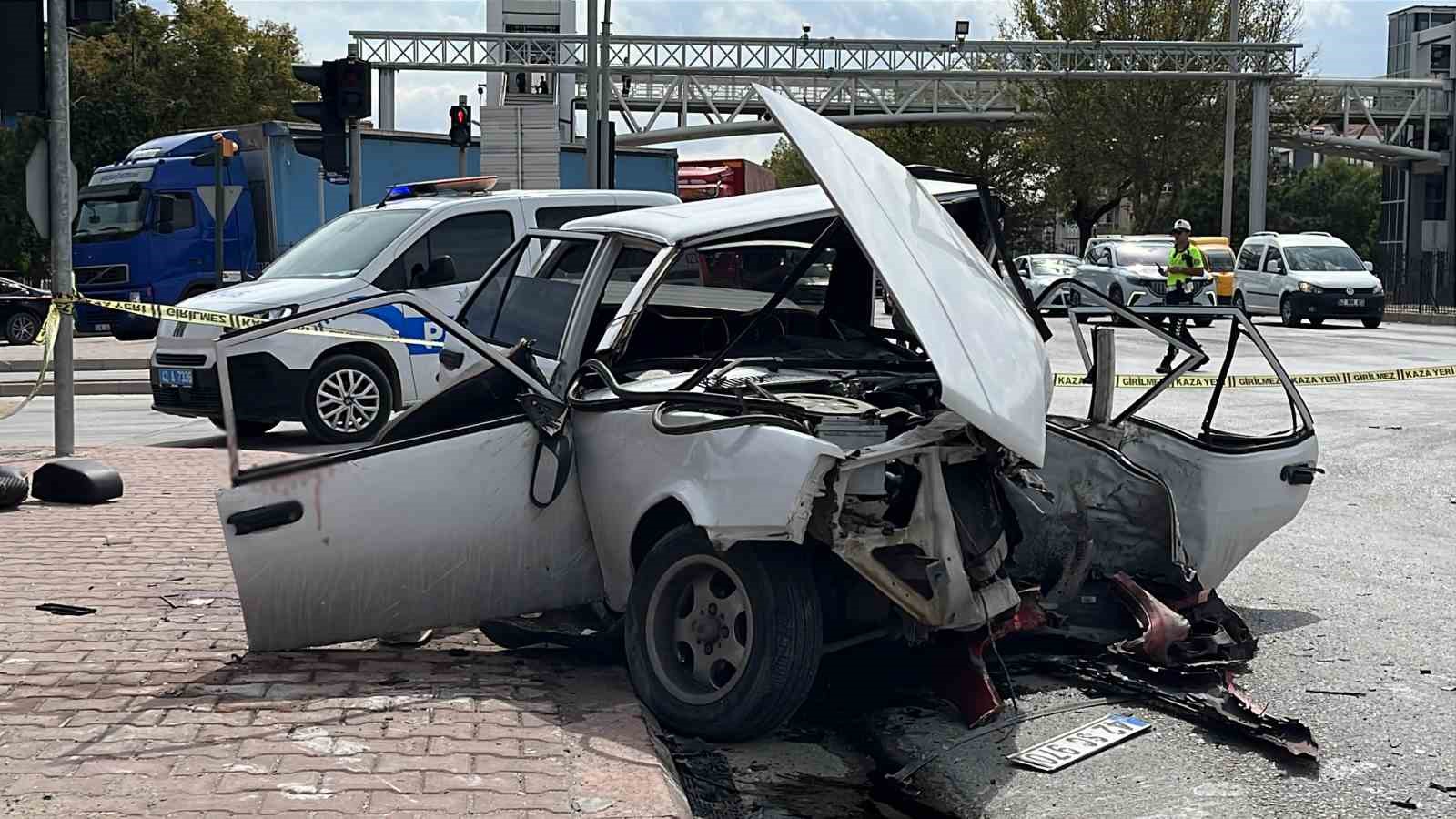 Otomobiller çarpıştı, Tofaş hurdaya döndü: 3’ü ağır 4 yaralı