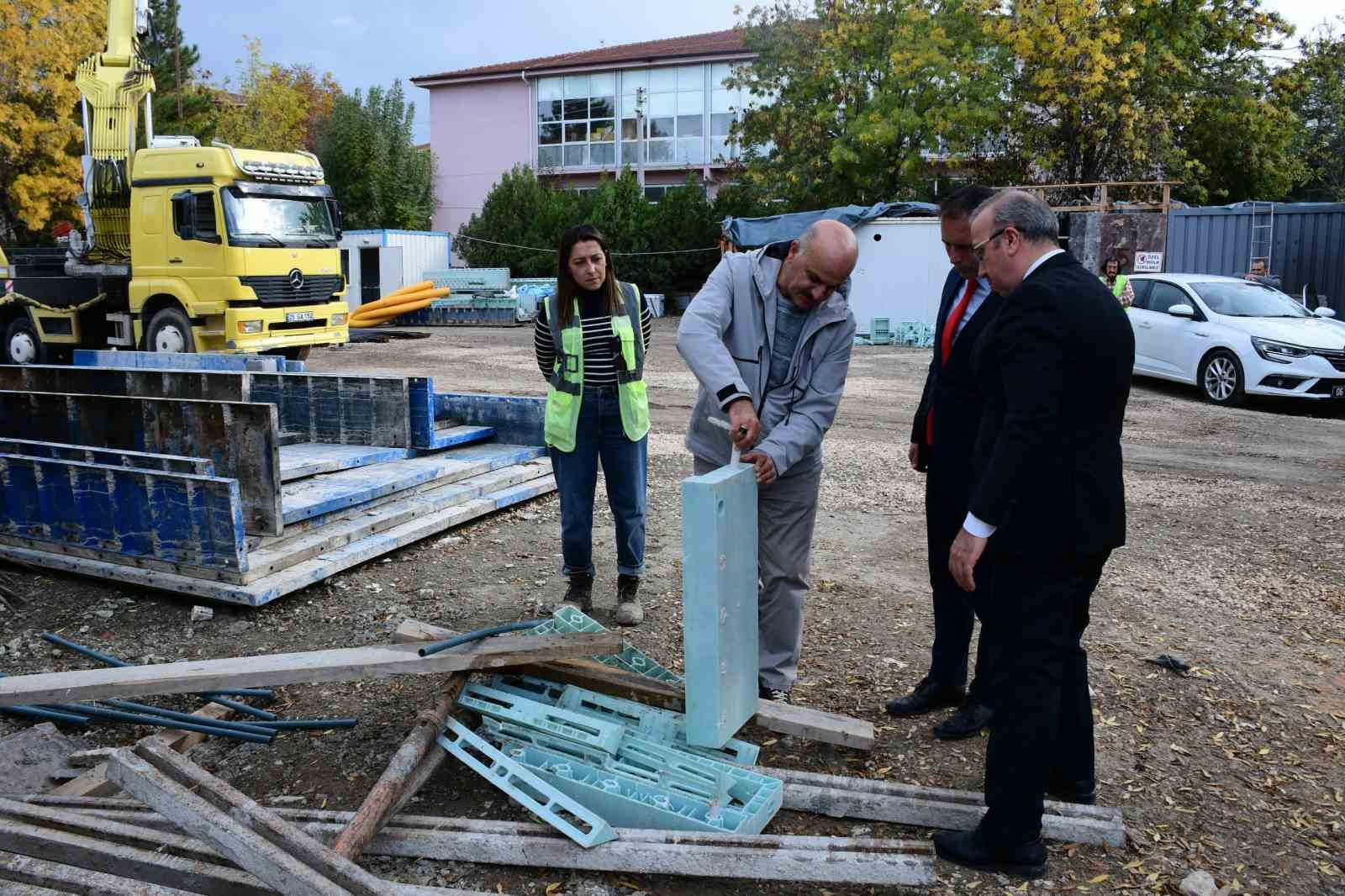 ESKİŞEHİR İL MİLLÎ EĞİTİM MÜDÜRÜ SİNAN AYDIN, YAPIM SÜRECİ DEVAM EDEN OKULLARIN İNŞAAT ALANLARINDA İNCELEMELERDE BULUNDU.
