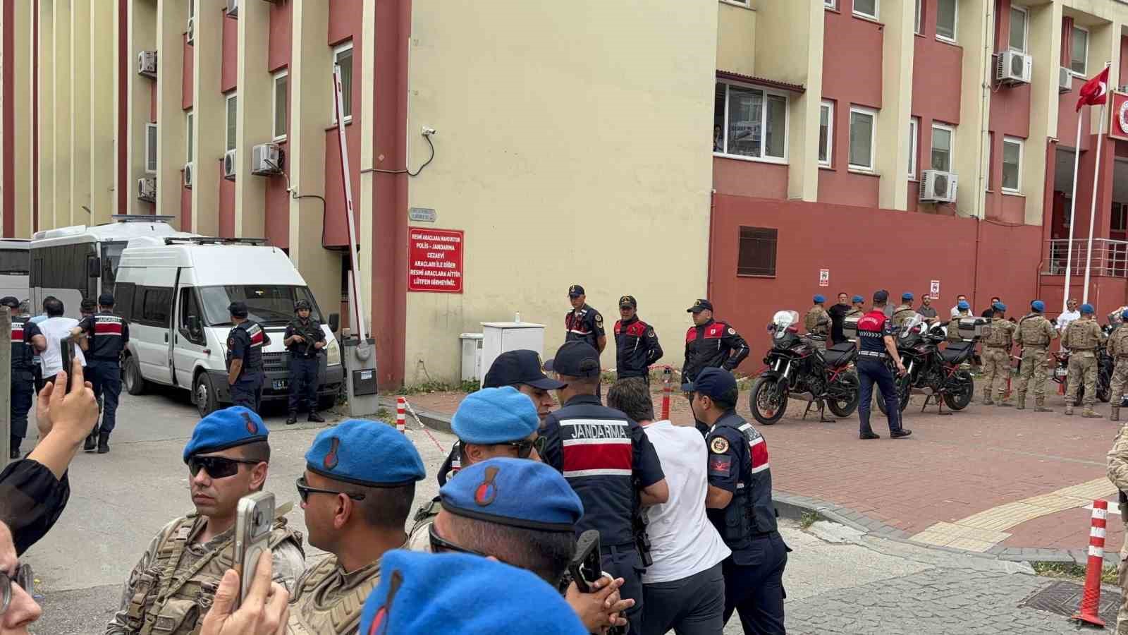 Kocaeli’de rüşvet ve tefecilik operasyonunda gözaltına alınan şüpheliler adliyede