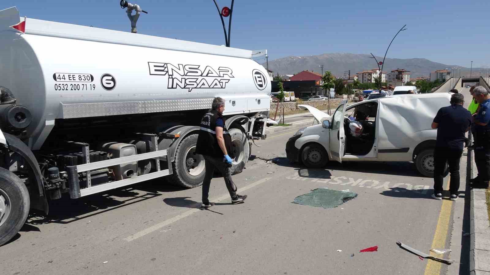 Malatya’da su tankerine çarpan aracın sürücüsü ağır yaralandı
