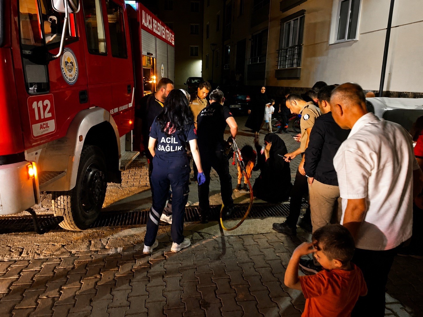 Çorum’da ayağı mazgala sıkışan çocuğu itfaiye kurtardı