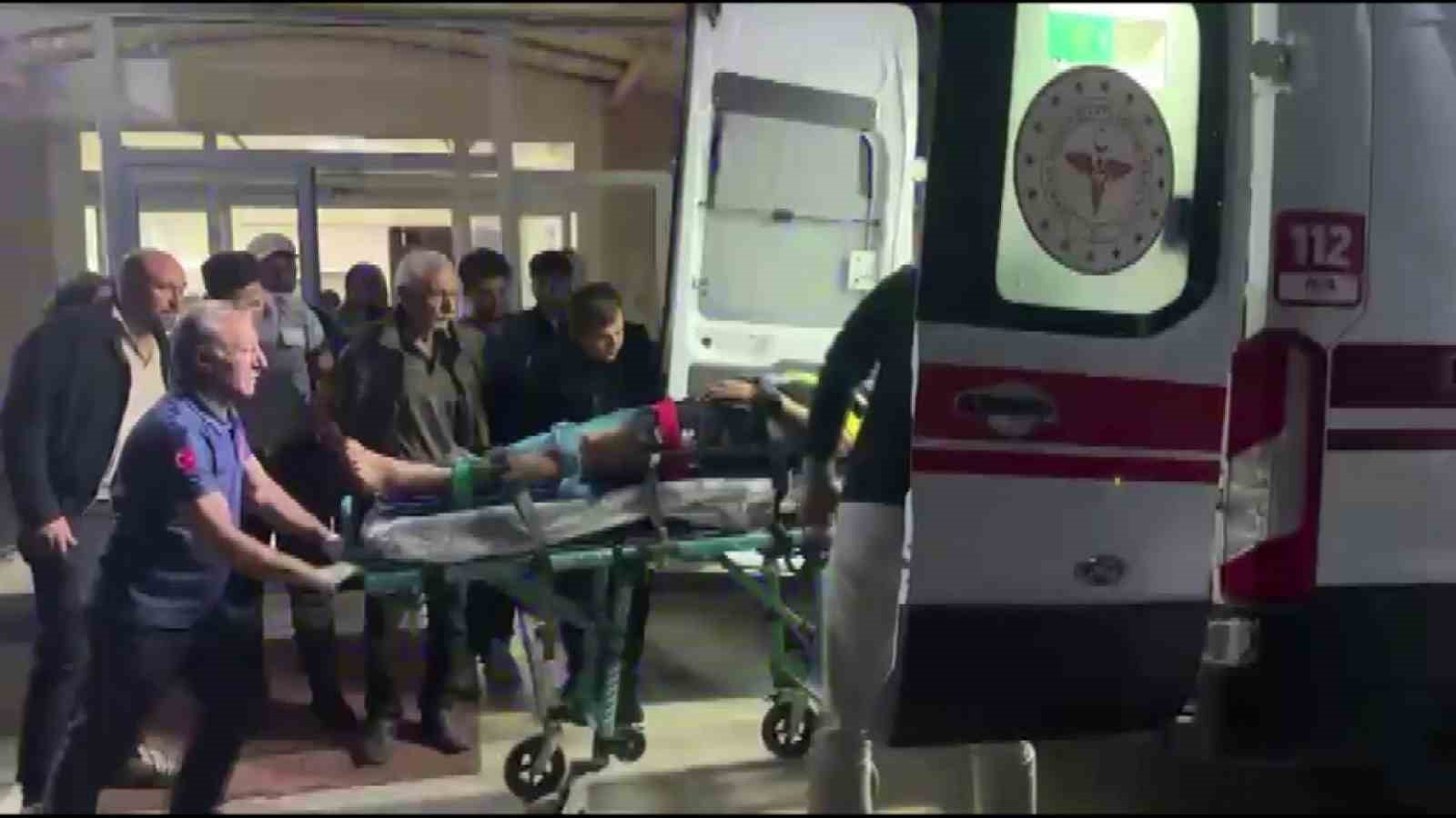 SİVAS’IN ALTINYAYLA İLÇESİNDE TRAKTÖRÜN RÖMORKUNA ÇARPAN MERCEDES MARKA LÜKS OTOMOBİL ADETA KAĞIT GİBİ PARÇALANDI. KAZADA 4 KİŞİ YARALANIRKEN, OTOMOBİLİN HIZ GÖSTERGESİNİN 140 KİLOMETREDE TAKILI KALMASI DİKKAT ÇEKTİ.