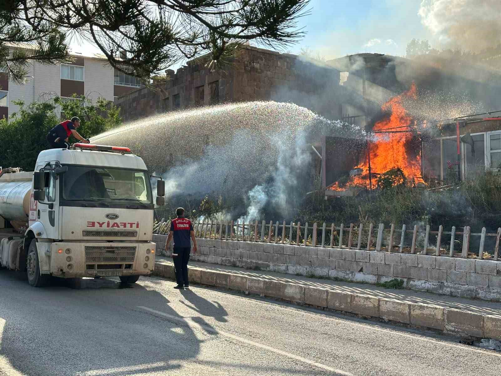 Bitlis'te korkutan yangın