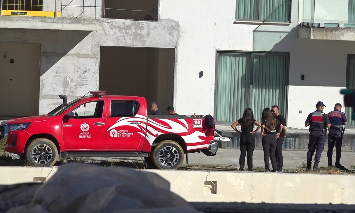ANTALYA’NIN ALANYA İLÇESİNDE PARASINI ALAMADIĞINI İDDİA EDEREK İNŞAAT HALİNDEKİ BİNANIN BALKONUNA ÇIKAN İŞÇİ, ARKADAŞININ İKNA ETMESİ SONUCU BULUNDUĞU YERDEN İNDİRİLDİ.
