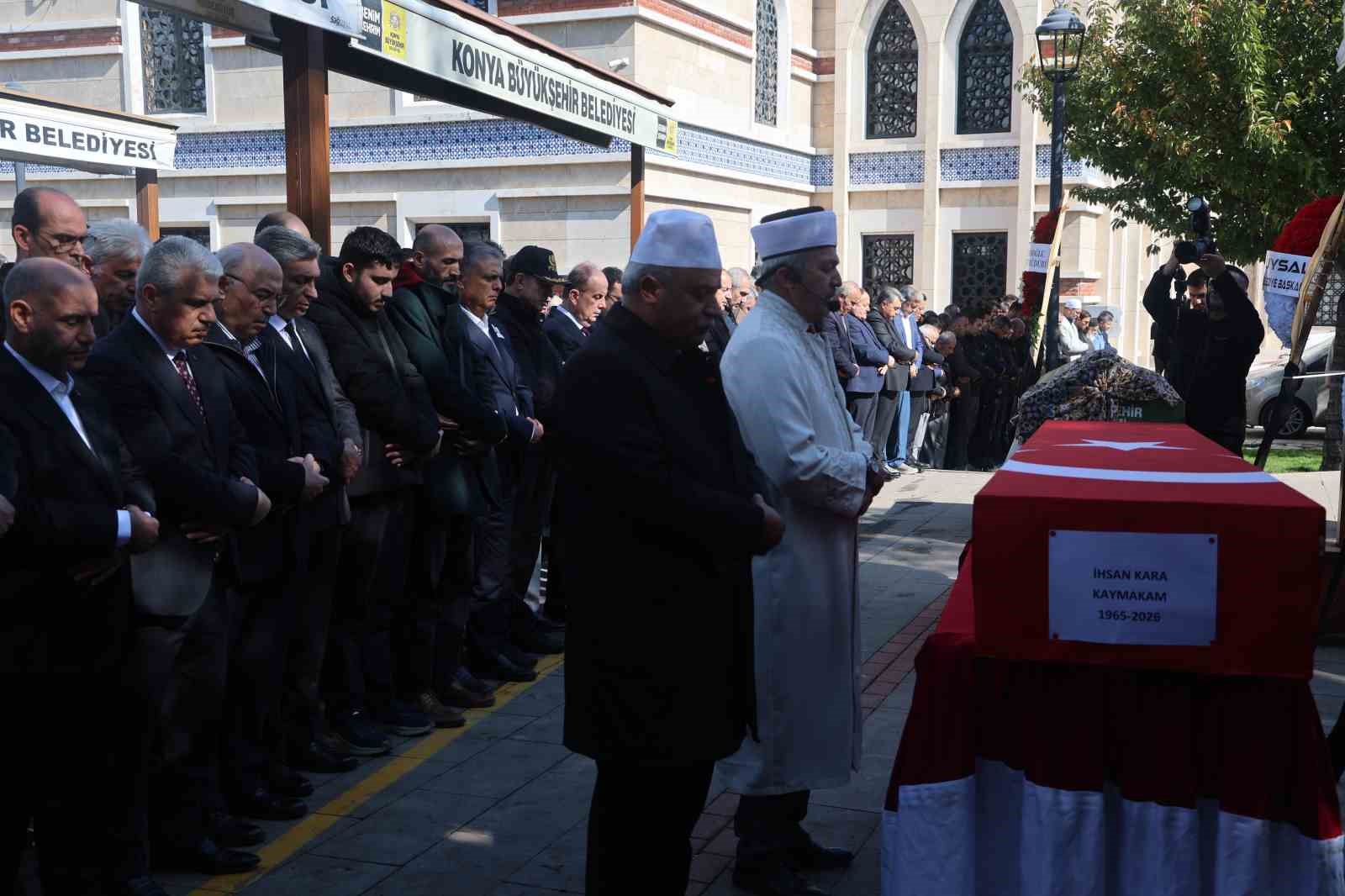 ANTALYA'DA GEÇTİĞİMİZ GECE SAATLERİNDE KALP KRİZİ GEÇİRİP KALDIRILDIĞI HASTANEDE DOKTORLARIN TÜM MÜDAHALELERİNE RAĞMEN KURTARILAMAYARAK HAYATINI KAYBEDEN MURATPAŞA İLÇE KAYMAKAMI İHSAN KARA MEMLEKETİ KONYA'DA KILINAN CENAZE NAMAZININ ARDINDAN TOPRAĞA VERİLDİ.