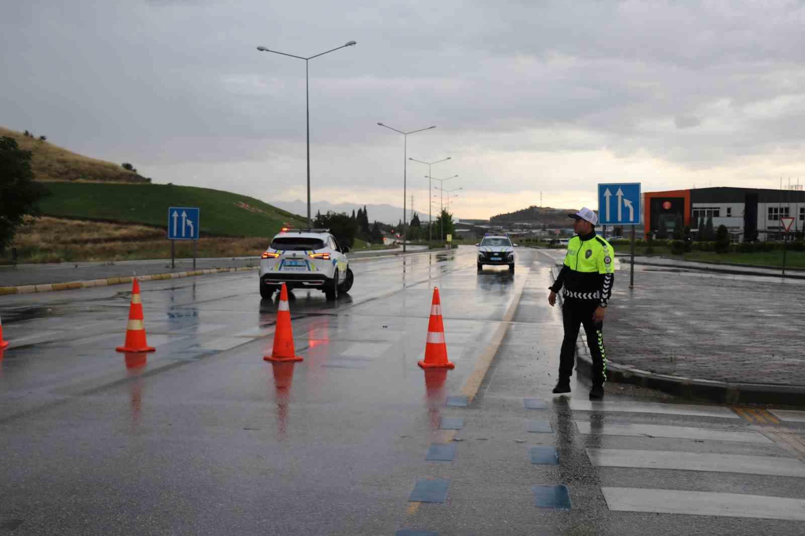 Denizli’de sağanak nedeniyle karayolu ulaşıma kapandı