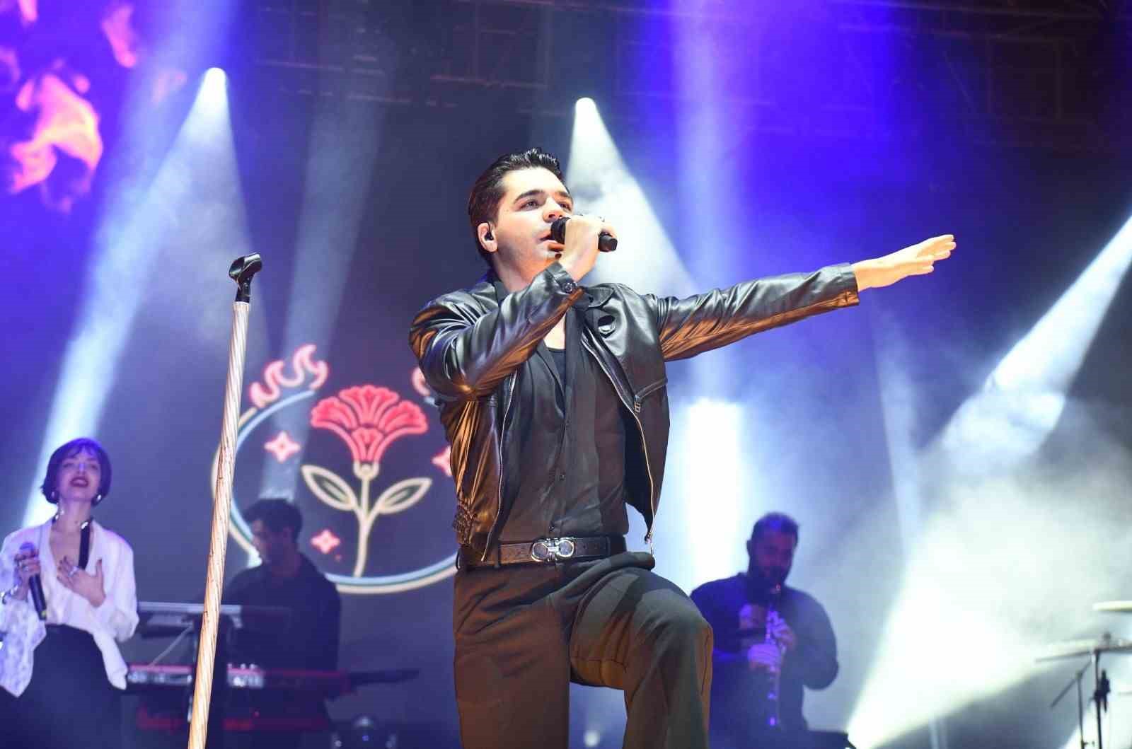 BALIKESİR EMİR CAN İĞREK'İN ŞARKILARIYLA COŞTU