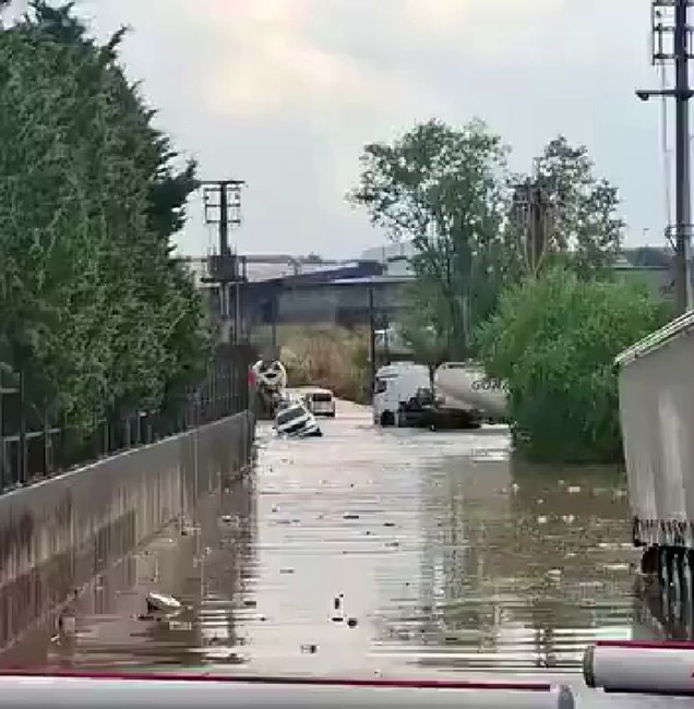 Kocaeli'yi sağanak vurdu: Araçlar mahsur kaldı