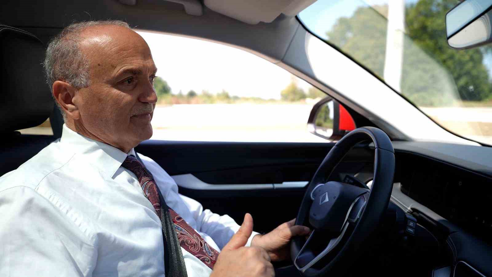 Projesinde çalıştı, hizmetlerini test etti