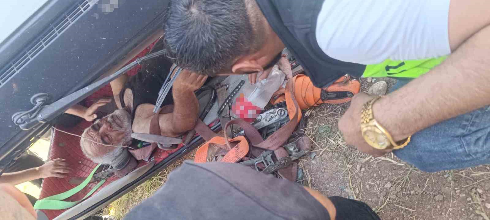 Diyarbakır'da çekici devrildi, sürücü yaralandı