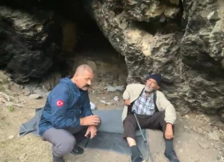 BURSA ULUDAĞ'DA İNSANLARDAN UZAKLAŞIP MAĞARAYA SIĞINARAK YAŞAMINI SÜRDÜREN YAŞLI ADAM İÇİN BİR SPORCU TARAFINDAN BAŞLATILAN YARDIM SEFERBERLİĞİ, DUYGUSAL BİR KAVUŞMAYLA SONA ERDİ. ANKARA'DAN YOLA ÇIKAN 83 YAŞINDAKİ BABA HÜSEYİN M., UZUN BİR YOLCULUĞUN ARDINDAN OĞLUNA KAVUŞTU. DAĞCI DÜZGÜN ÇALIŞKAN'IN MİSAFİR ETTİĞİ BABA, YILLARDIR AYRI KALDIĞI OĞLUYLA BULUŞURKEN DUYGUSAL ANLAR YAŞANDI. BABA HÜSEYİN M., OĞLUNU DA YANINA ALARAK ANKARA'YA GÖTÜRDÜ.