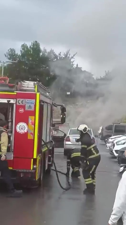 Hastane otoparkında otomobil yangını