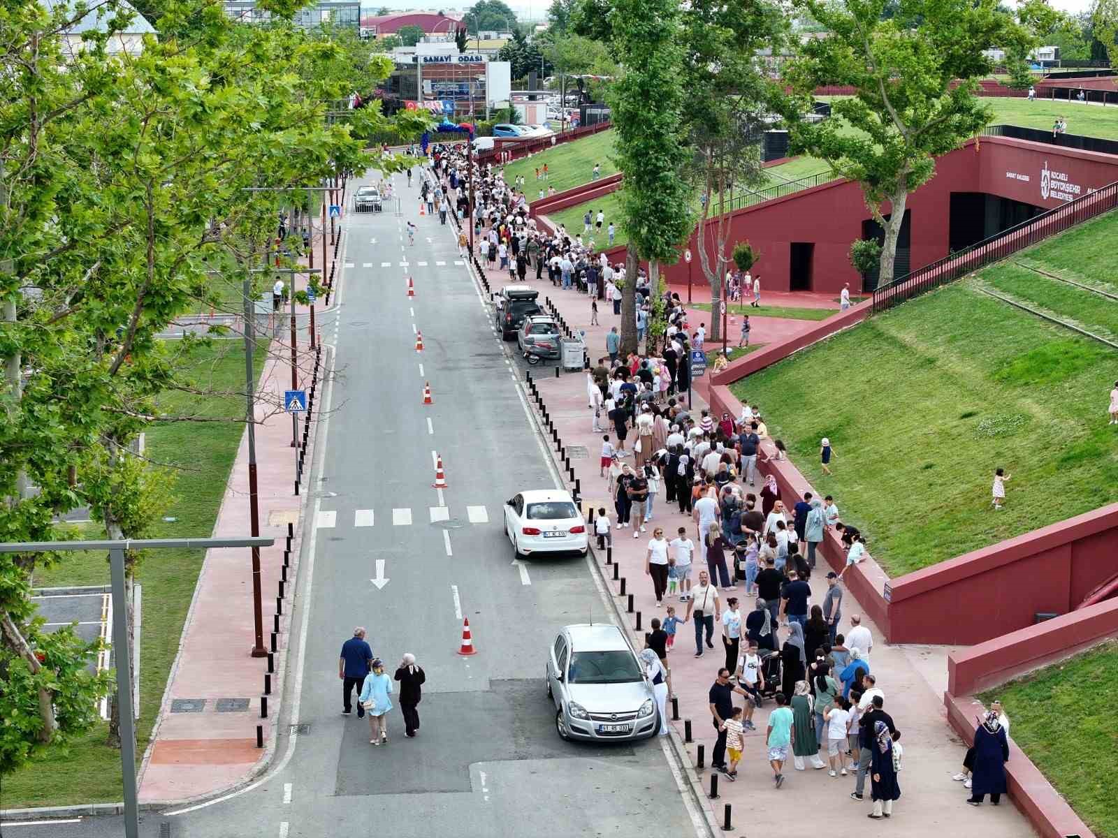 Kıtalar arası akvaryuma 2 saatte 2 bin ziyaretçi akın etti