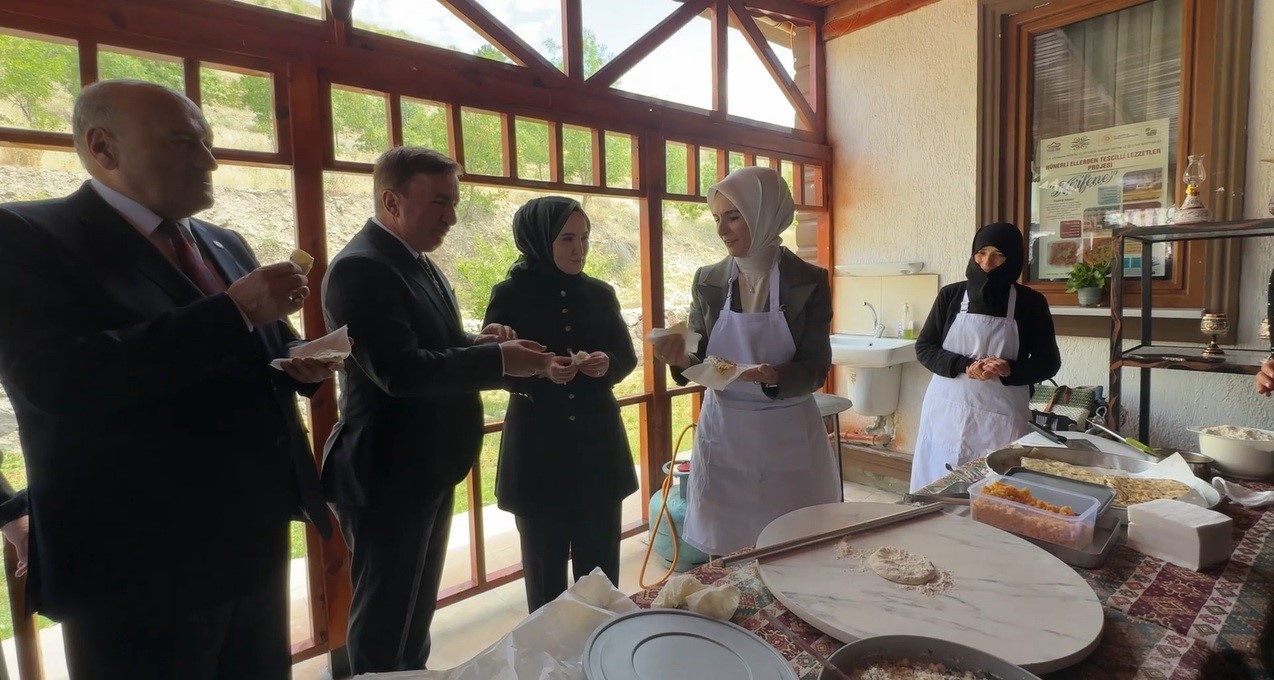 Bakan Göktaş, Erzincan'da kadın kooperatifinde gözleme pişirip ikram etti