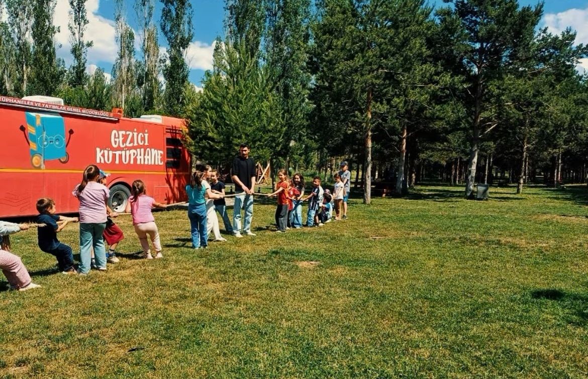 'Gezici Kütüphane' Yenişehir Parkı'nda çocuklarla buluştu
