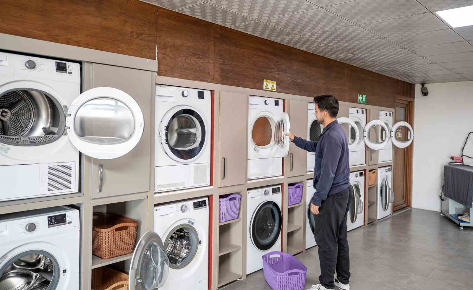 MERSİN BÜYÜKŞEHİR BELEDİYESİ TARAFINDAN ÜNİVERSİTE ÖĞRENCİLERİNİN GÜNLÜK YAŞAMINI KOLAYLAŞTIRMAK AMACIYLA HİZMETE SUNULAN ÇAMAŞIR KAFEDEN, 2019 YILINDAN BU YANA 9 BİN 800 ÖĞRENCİ FAYDALANDI.