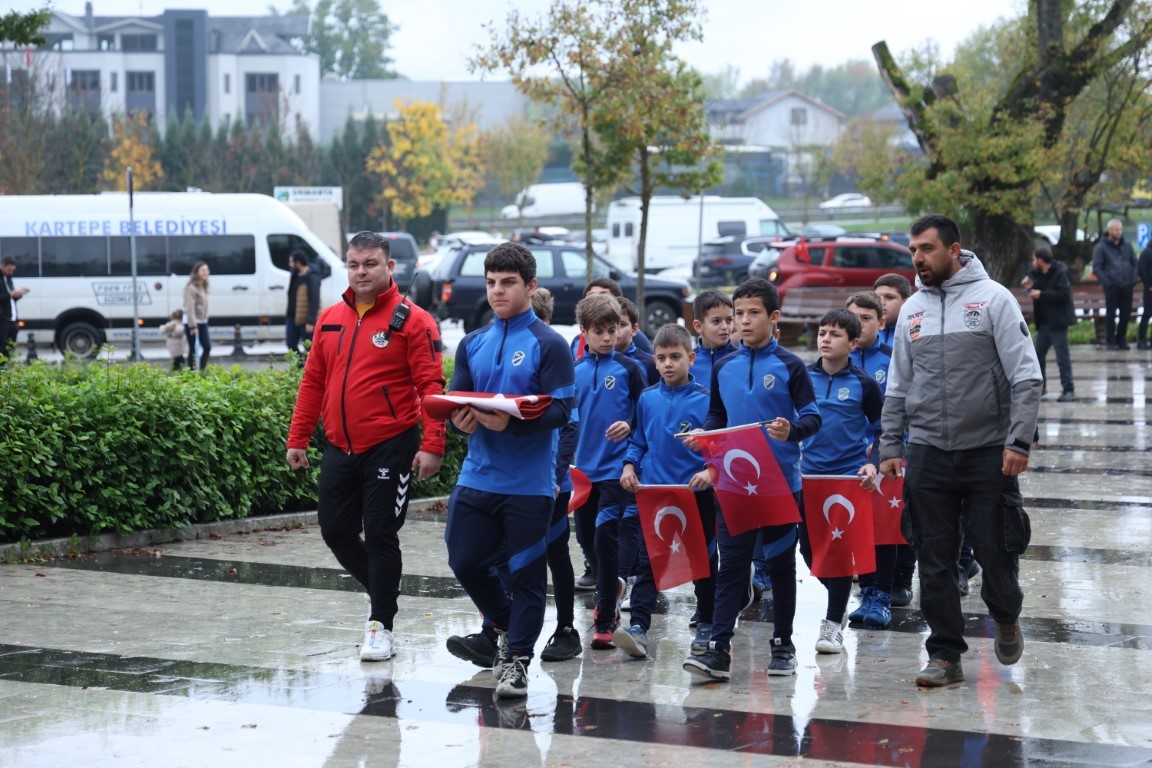 KOCAELİ'NİN KARTEPE İLÇESİNDE CUMHURİYET'İN 103. YIL DÖNÜMÜ DOLAYISIYLA DÜZENLENEN ETKİNLİKTE TÜRK BAYRAĞI, ÇOCUKLARDAN SPORCULARA TESLİM EDİLEREK KARADAN VE SUDAN FARKLI ETAPLARDA KARTEPE'NİN ZİRVESİNE ULAŞTIRILDI.