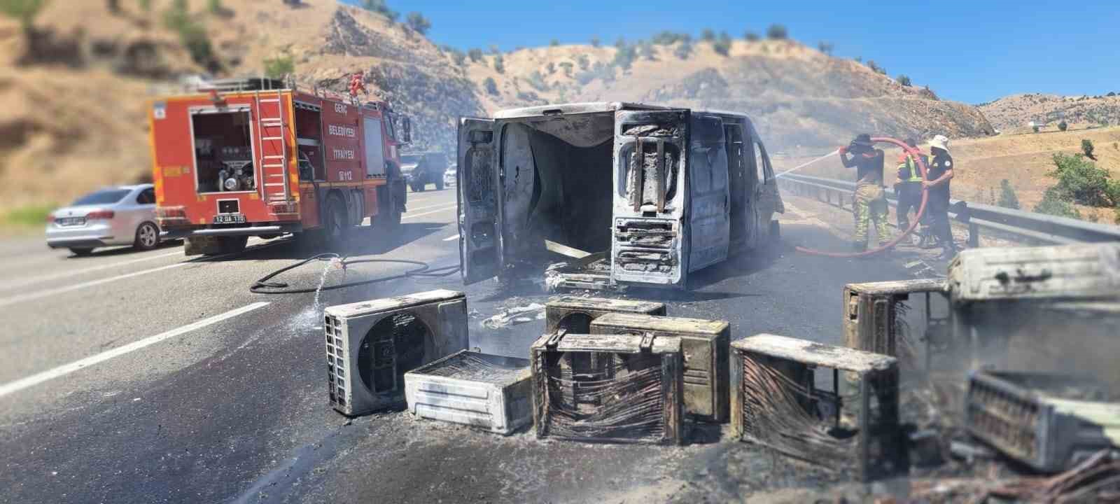 Bingöl'de klima yüklü kamyonet alev alev yandı