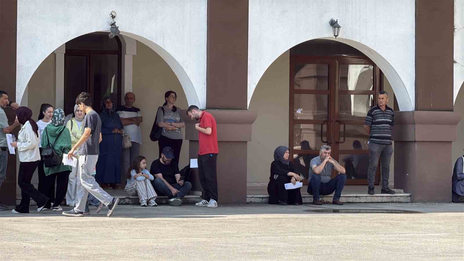 YKS’nin ilk oturumu başladı: Öğrenciler sınavda, veliler dışarda ter döküyor