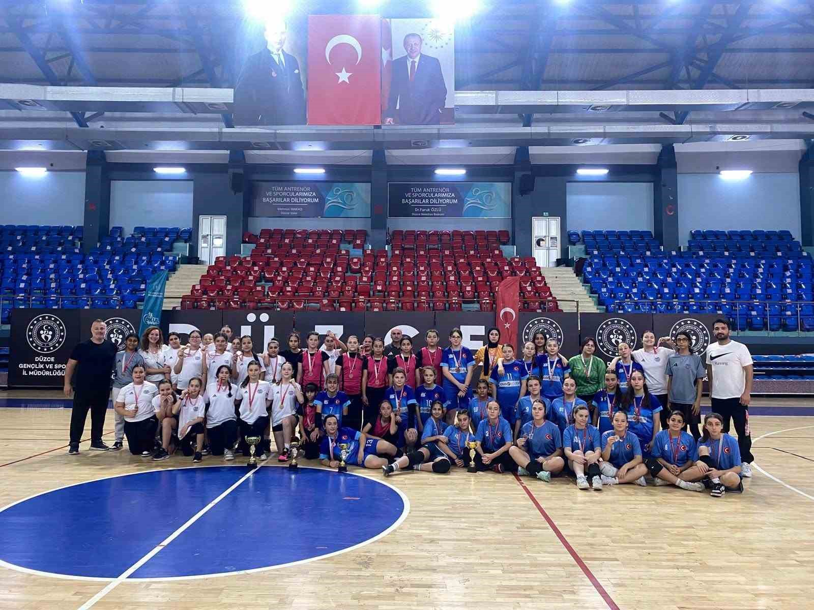 DÜZCE’DE GERÇEKLEŞTİRİLEN YILDIZLAR HENTBOL MÜSABAKALARINDA KIZLARDA PAKMAYA ORTAOKULU, ERKEKLERDE İSE AYDINPINAR ORTAOKULU ŞAMPİYON OLDU.