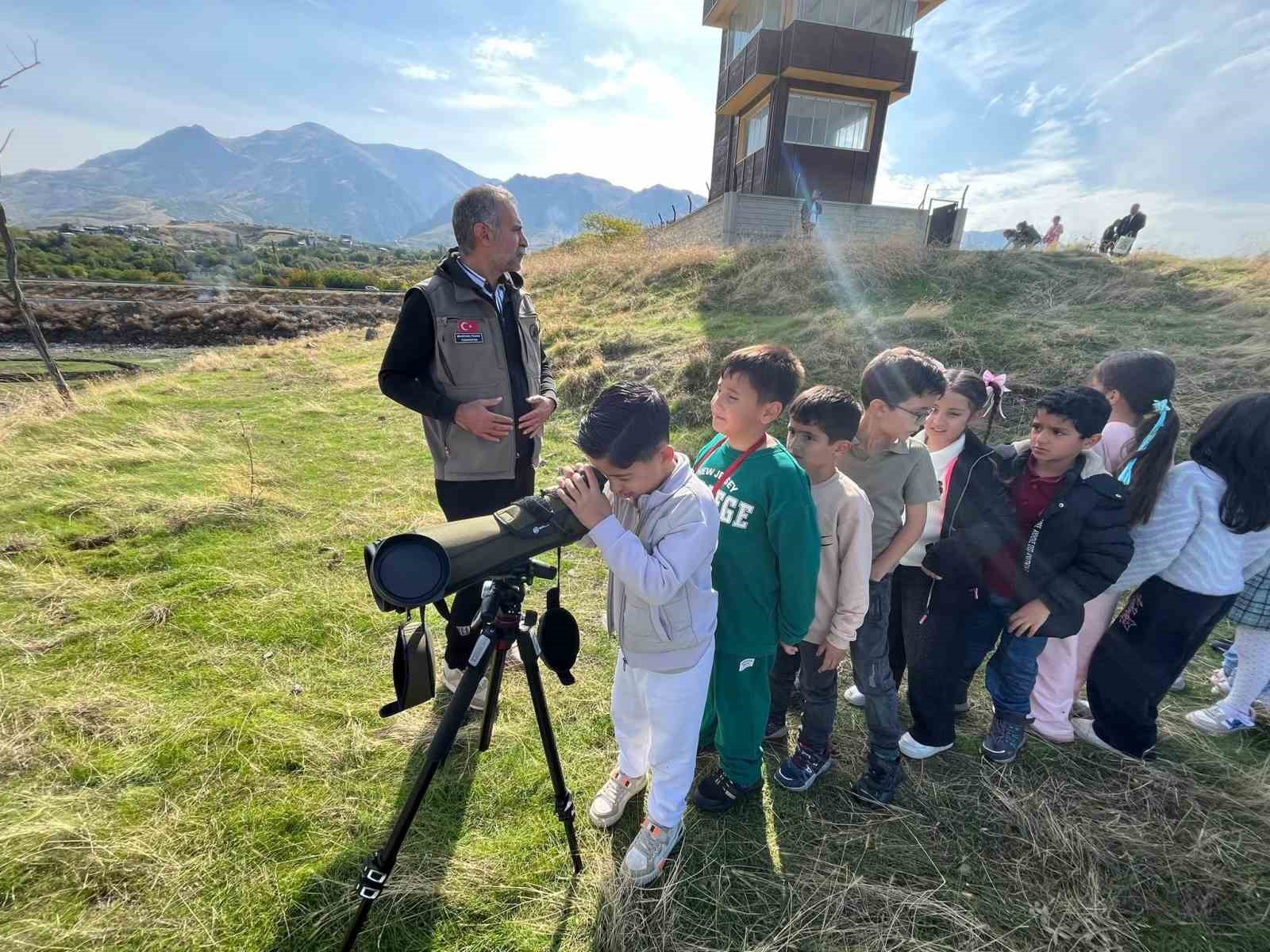 İSMETPAŞA İLKOKULU ÖĞRENCİLERİ, İÇME KÖYÜNDEKİ KUŞ GÖZLEM KULESİ'NDE DÜZENLENEN TABİAT EĞİTİMİ VE KUŞ GÖZLEMCİLİĞİ ETKİNLİĞİNE KATILDI