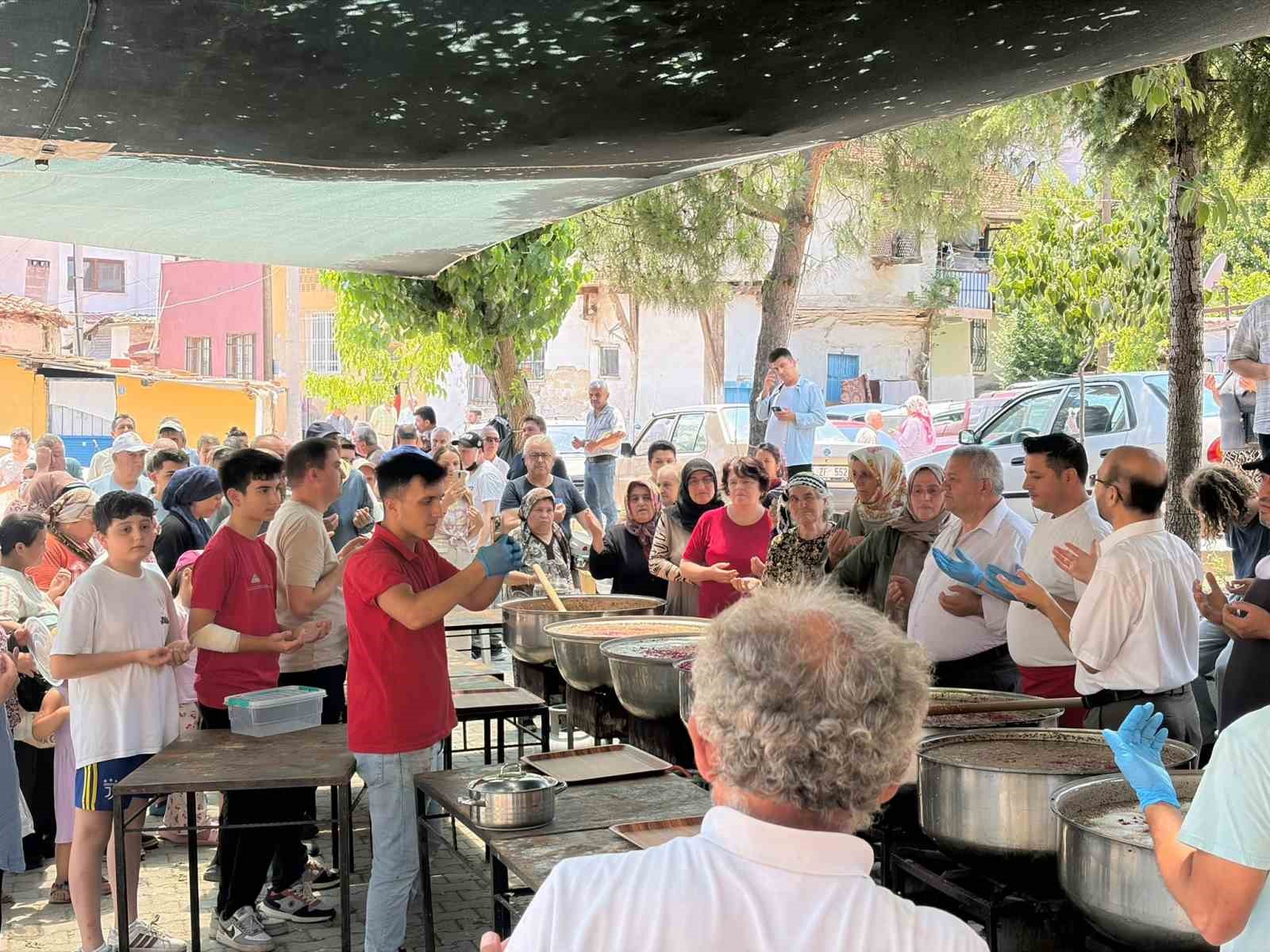 Güroluk Mahallesi'nde 34 yıllık aşure geleneği yaşatılıyor
