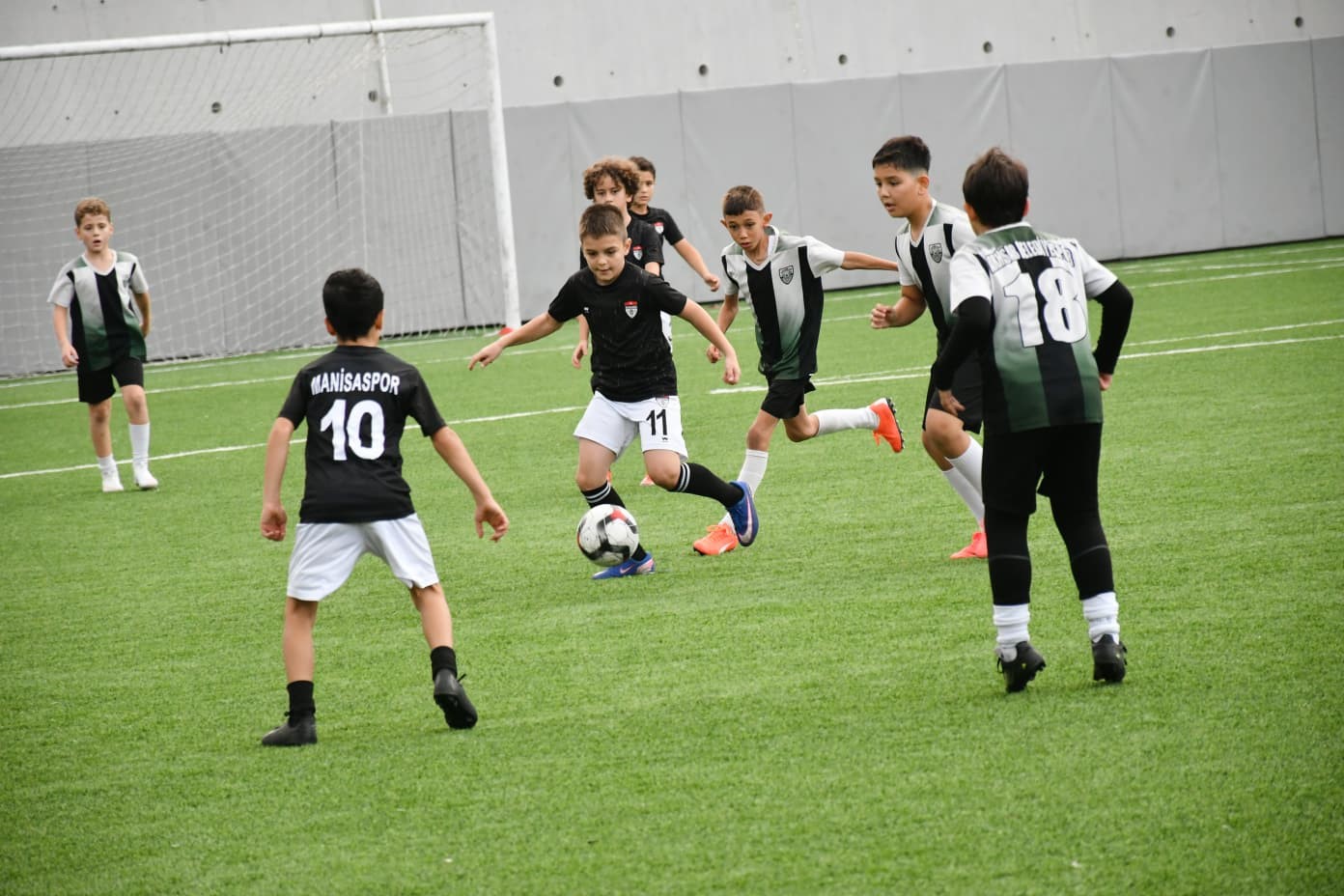 YUNUSEMRE BELEDİYESİ TARAFINDAN 29 EKİM CUMHURİYET BAYRAMI KAPSAMINDA DÜZENLENEN FUTBOL TURNUVASI, 16 TAKIMIN KATILIMIYLA TEVFİK LAV SPOR TESİSLERİ'NDE GERÇEKLEŞTİRİLDİ. 2017 DOĞUMLU SPORCULARIN MÜCADELE ETTİĞİ ORGANİZASYONDA MİNİK FUTBOLCULAR BAYRAM COŞKUSUNU YAŞADI.