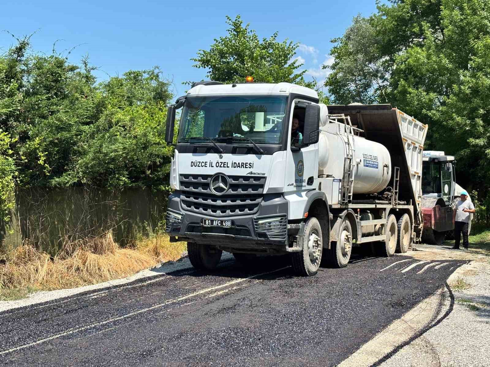 Karadere Hasanağa Köyü’nde sathi kaplama çalışmaları devam ediyor