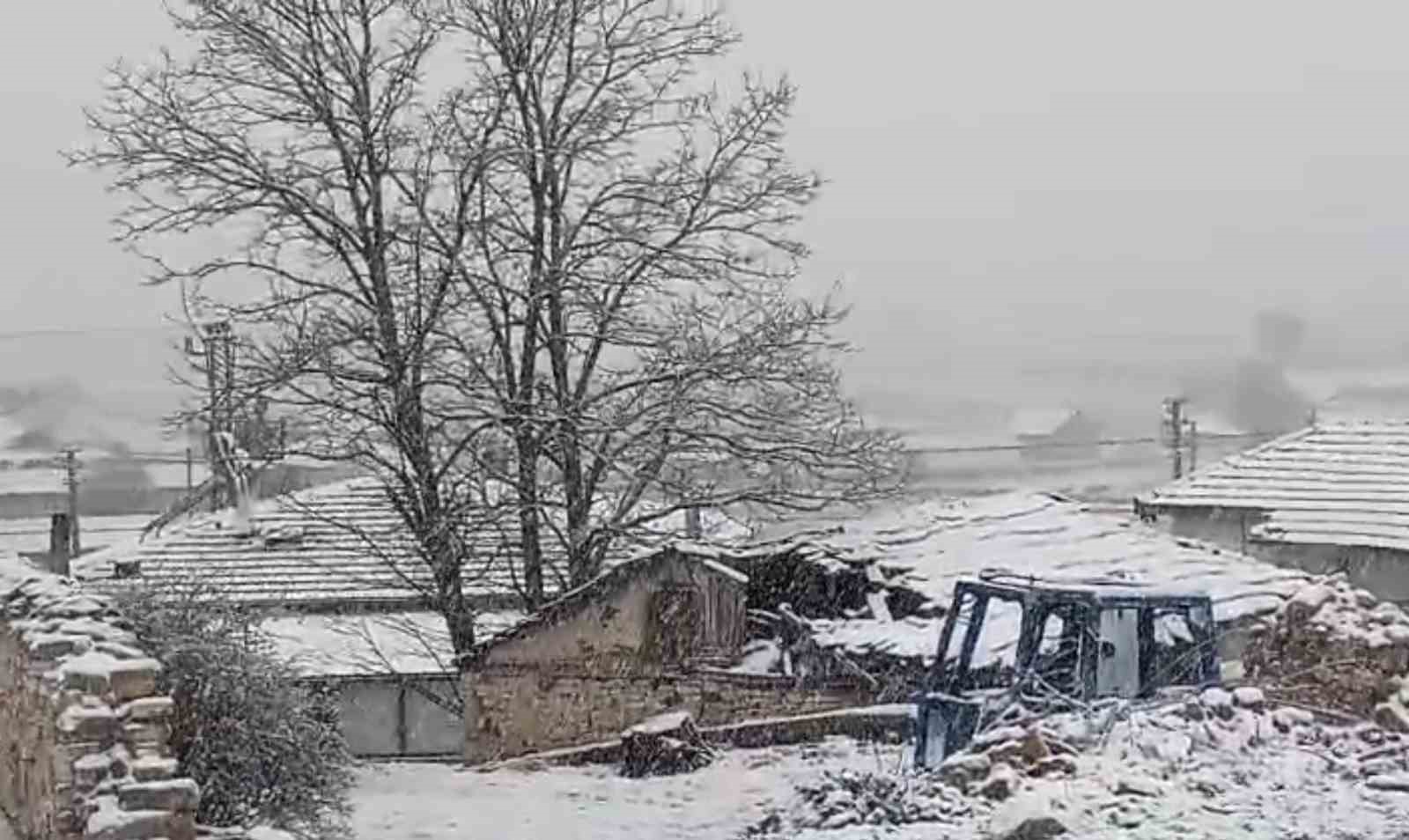 Eskişehir'in kırsalı mayıs ayında beyaza büründü