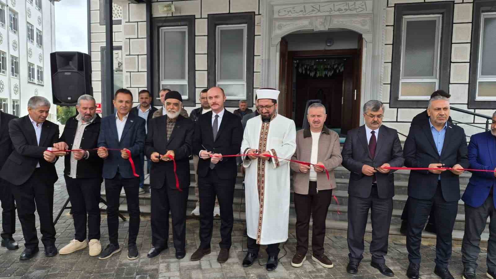 ADIYAMAN’DA 6 ŞUBAT DEPREMLERİNDE AĞIR HASAR ALARAK YIKILAN SAİT AĞA CAMİSİ, GİRESUNLU KARAOĞLANOĞLU AİLESİNİN KATKILARIYLA YENİDEN İNŞA EDİLEREK DÜZENLENEN TÖRENLE İBADETE AÇILDI.