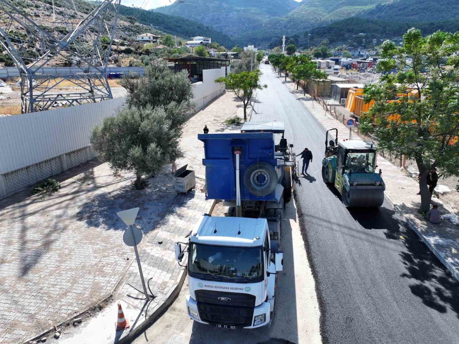 Yunusemre Emlakdere’de 2 kilometrelik yol sıcak asfaltla yenilendi