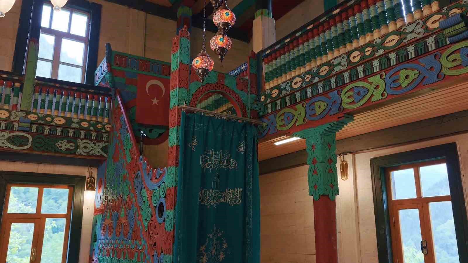 Camili Havzası’ndaki 175 yıllık ahşap cami babadan oğula korunuyor