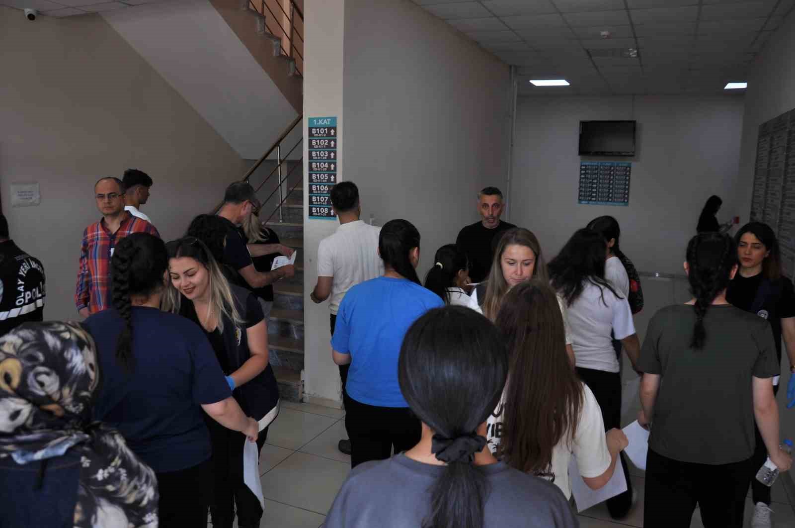 Kars’ta YKS heyecanı: Binlerce aday üniversite hayali için sınav merkezlerine akın etti