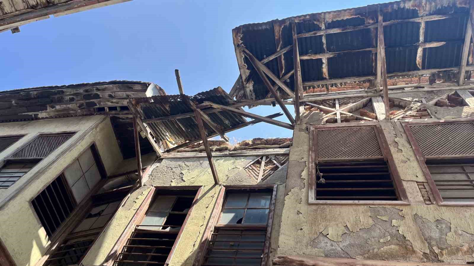 Adana’daki metruk binalar mahalleliyi tedirgin ediyor