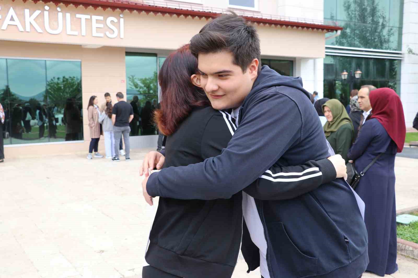 Anne oğul bitişik sınıflarda sınava girdi