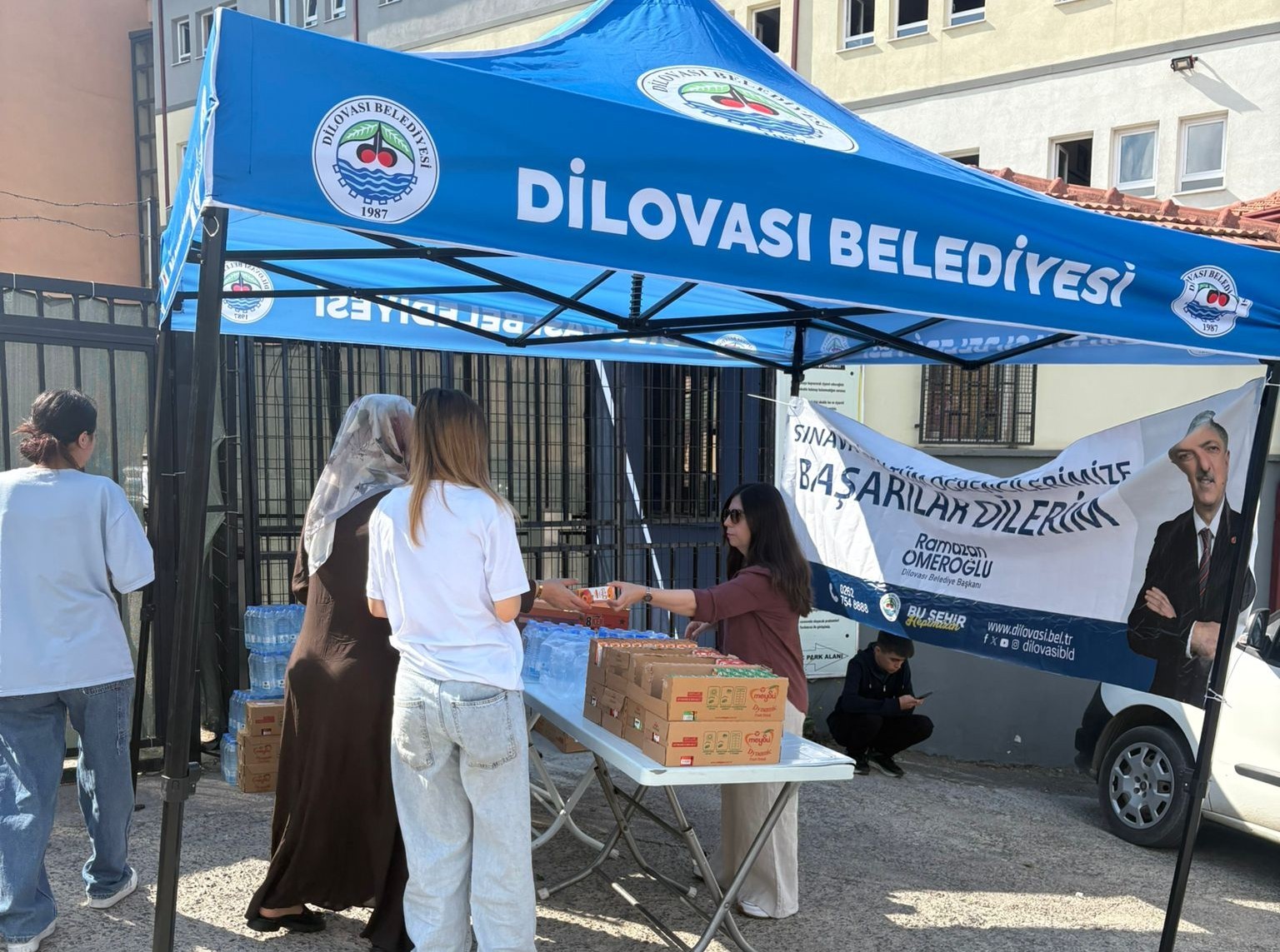 Sınava yetişmeye çalışan öğrenciler belediye başkanının makam aracıyla okula ulaştırıldı