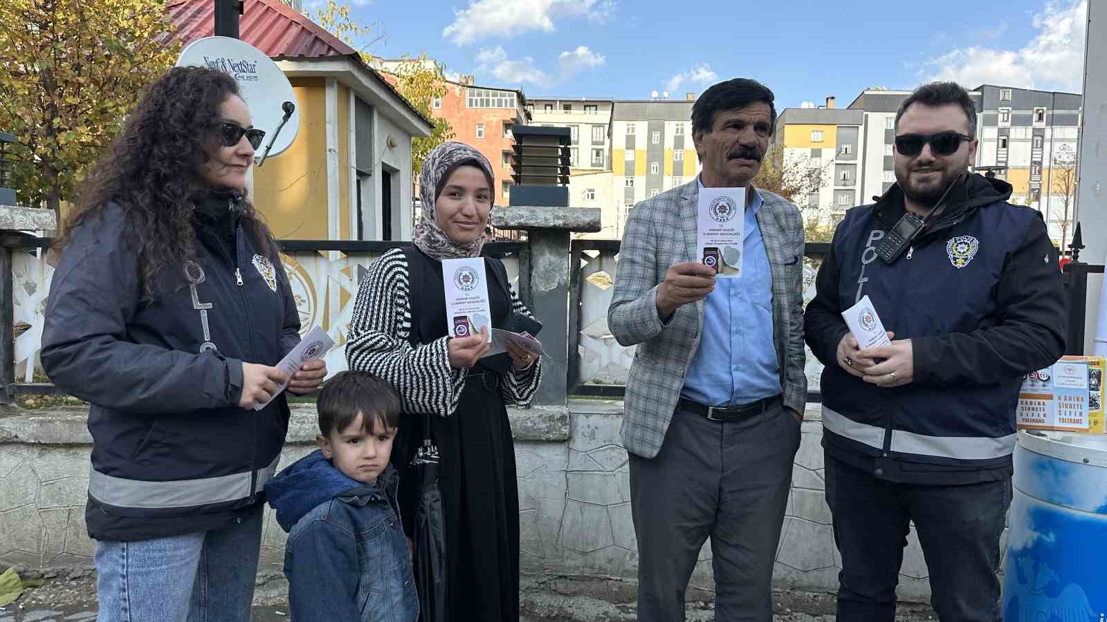 HAKKARİ'NİN YÜKSEKOVA İLÇESİNDE JANDARMA, POLİS VE AİLE VE SOSYAL HİZMETLER MÜDÜRLÜĞÜ EKİPLERİ, KADINA YÖNELİK ŞİDDETLE MÜCADELE KAPSAMINDA VATANDAŞLARI KADIN ACİL DESTEK UYGULAMASI (KADES) HAKKINDA BİLGİLENDİRDİ.