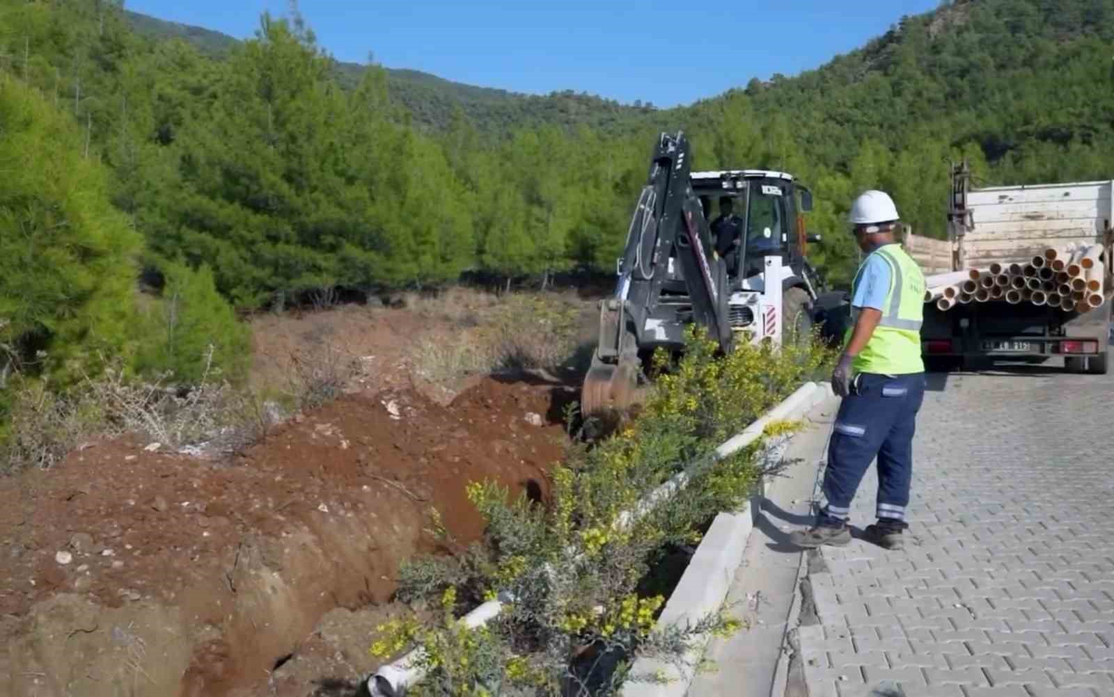MUĞLA’NIN FETHİYE İLÇESİ KARAÇULHA MAHALLESİ’NDEKİ TOKİ KONUTLARINDA YAŞANAN SU KESİNTİLERİNİN ÖNÜNE GEÇİLMESİ AMACIYLA MUSKİ TARAFINDAN YAKLAŞIK 3 MİLYON TL’LİK YATIRIMLA YENİ İÇME SUYU HATTI YAPILIYOR.