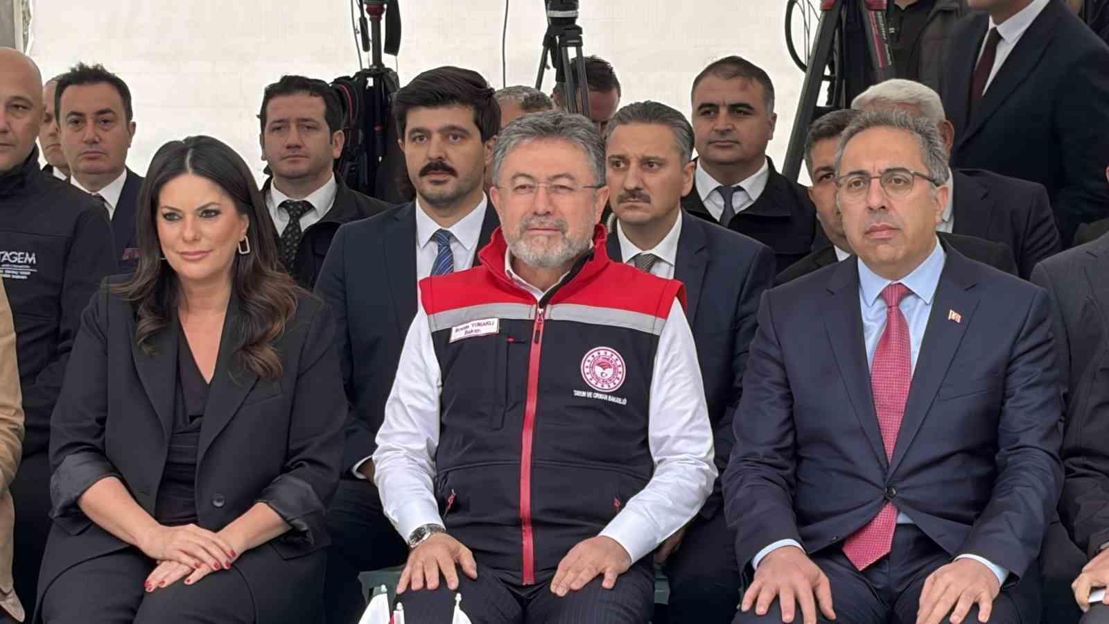 TARIM VE ORMAN BAKANI ORTADA AK PARTİ ANKARA MİLLETVEKİLİ JÜLİDE SARIEROĞLU SOLDA