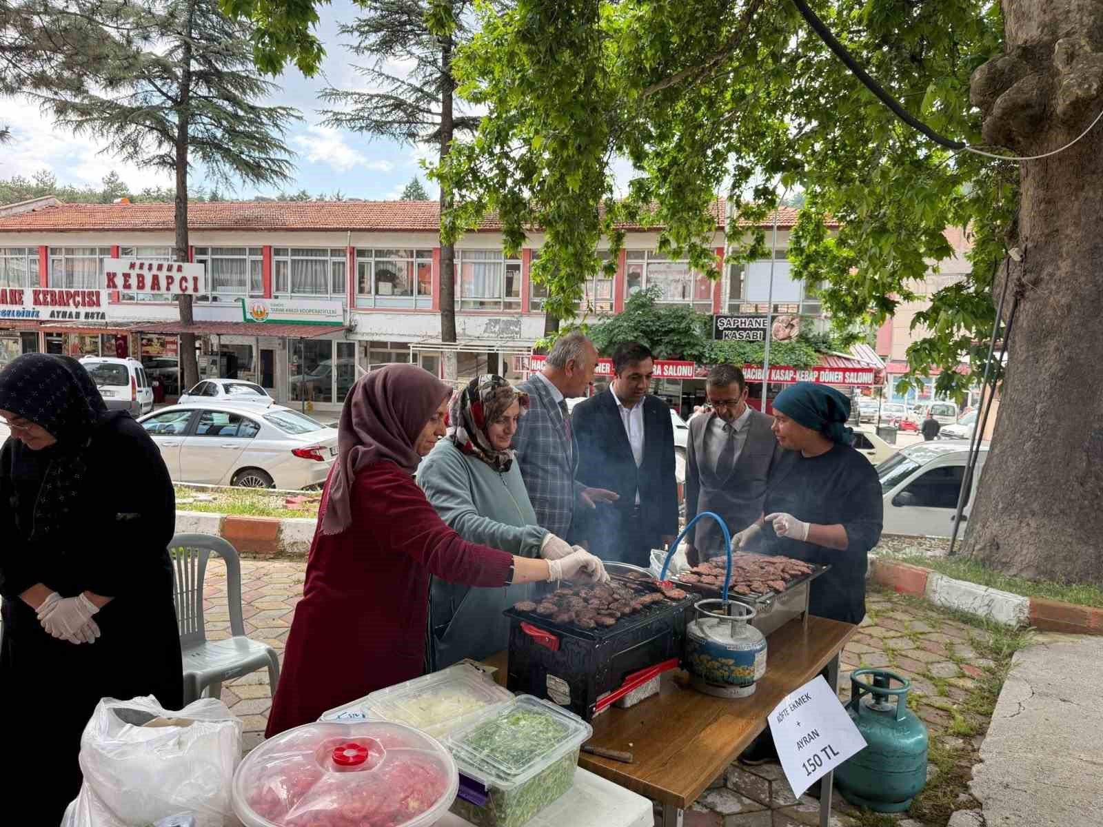 Şaphane’de yılsonu hayır çarşısı ve sergi yoğun ilgi gördü