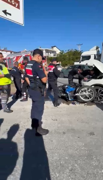 ANTALYA’NIN MANAVGAT İLÇESİNDE OTOMOBİLİN JANDARMA MOTOSİKLETİNE VE BİR BAŞKA OTOMOBİLE ÇARPMASI SONUCU MEYDANA GELEN KAZADA MOTOSİKLETİ KULLANAN JANDARMA UZMAN ÇAVUŞ YARALANDI.