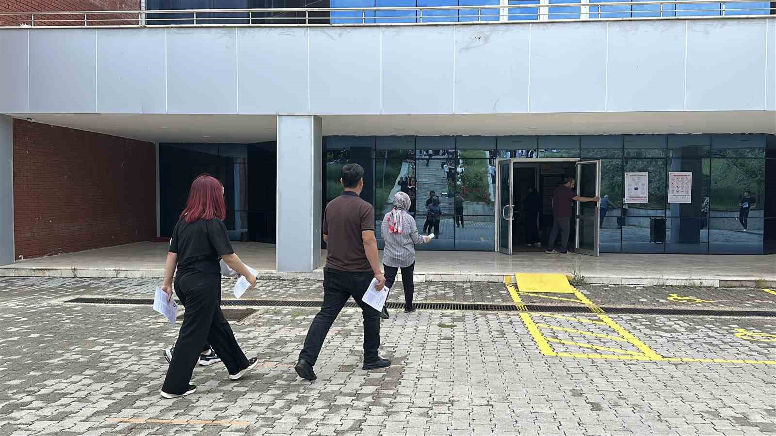 Baba, anne ve 2 kızı sınavda birbirlerine rakip oldu